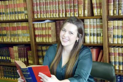 Abogada Durán en su despacho